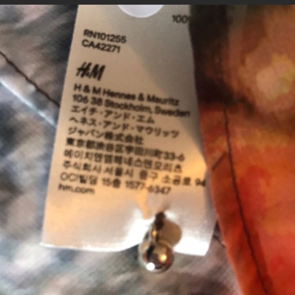 H&M Deep V button overlay top. 10 - Picture 7 of 7